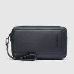 Clutch with two dividers